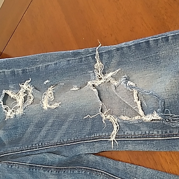 American Eagle Distressed Cropped Stretch Jeans. Size 4 - Picture 12 of 13